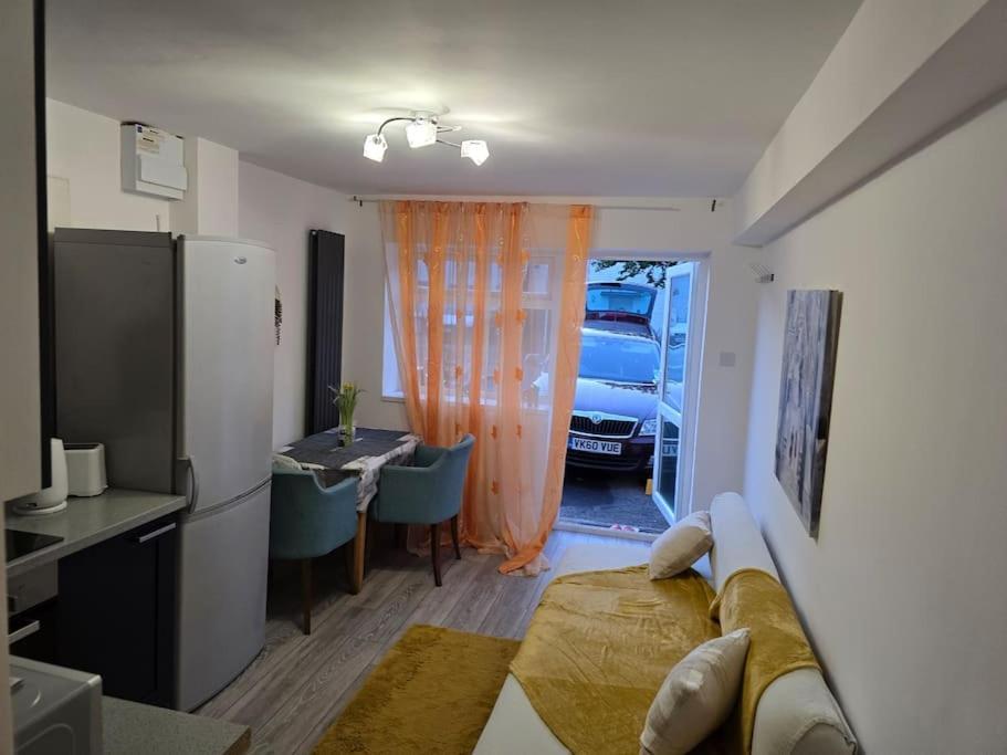 Cozy Flat 1 Bedroom Hucclecote Екстериор снимка